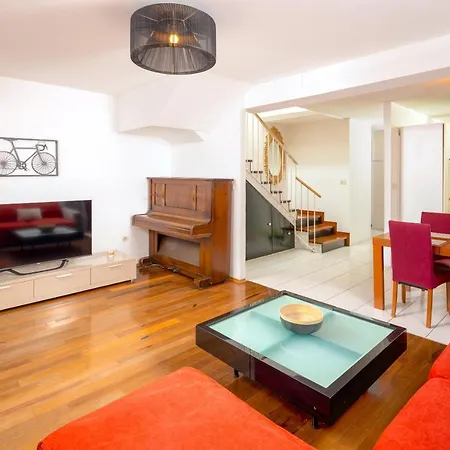 Luxe Stylish Duplex In Centre